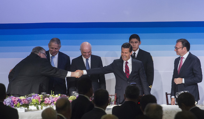 CIUDAD DE MÉXICO, 06JUNIO2016.- Agustín Carstens, presidente del Banco de México, Luis Robles Miaja, presidente del Consejo de Administración de BBVA Bancomer, Francisco González Rodríguez, presidente de Grupo BBVA, Enrique Peña Nieto, presidente de México, y Luis Videgaray, secretario de Hacienda, durante la reunión Nacional de Consejeros de BBVA Bancomer 2016. FOTO: ISAAC ESQUIVEL /CUARTOSCURO.COM