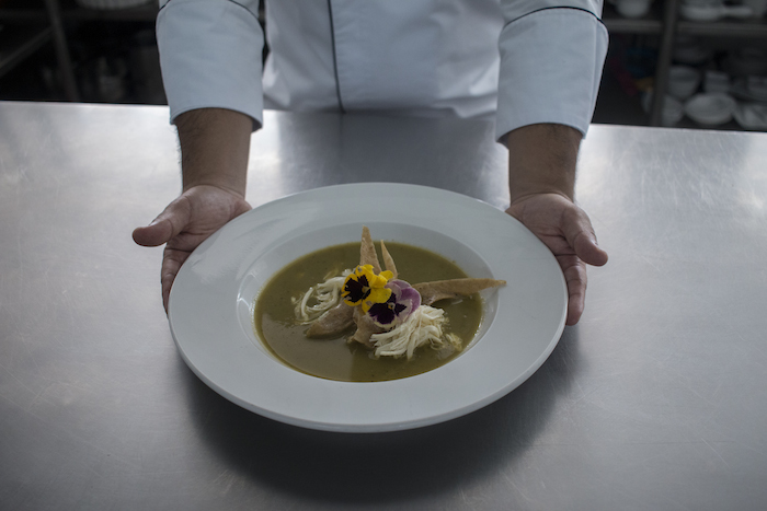 El chef presenta su sopa de haba y nopal, coronada con una flor comestible. Foto: Francisco Cañedo, SinEmbargo