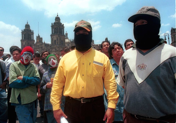 En 2001, maestros de Chiapas y bases de apoyo del EZLN se manifestaron con la Coordinadora Nacional de Trabajadores de la Educación en el Zócalo capitalino. Foto: Cuartoscuro. 