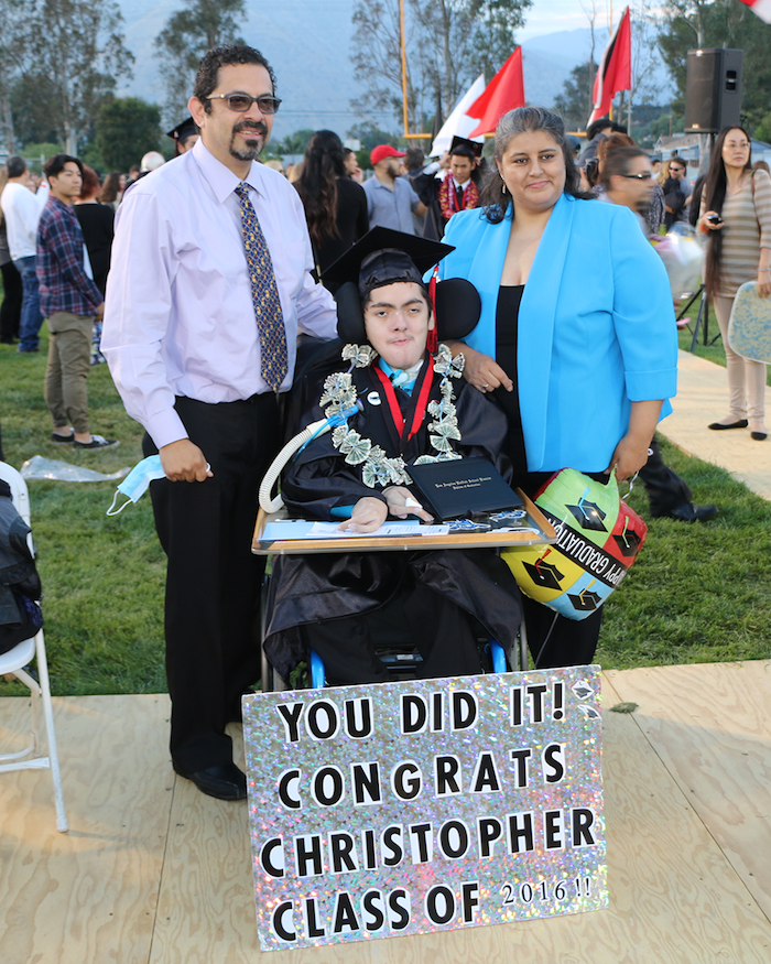 Julio Y Brenda León Con Su Hijo Christopher Durante Su Graduación El Pasado De Junio Foto Cortesíalausd