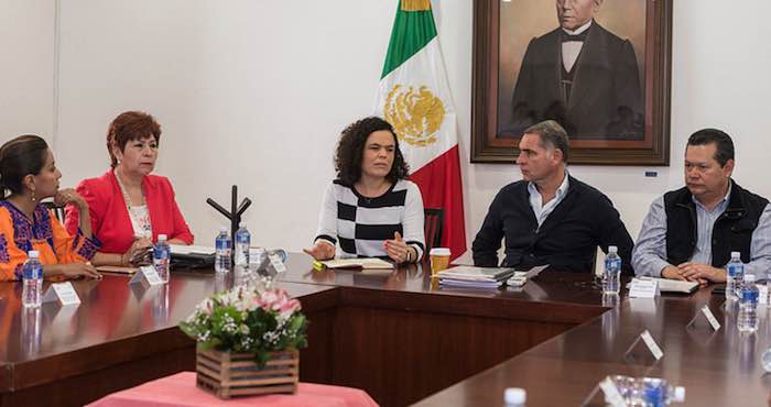 En La Imagen Gabino Cué Durante La Reunión Con Los Integrantes De La Comisión De Seguimiento De Nochixtlán Foto Gobierno De Oaxaca