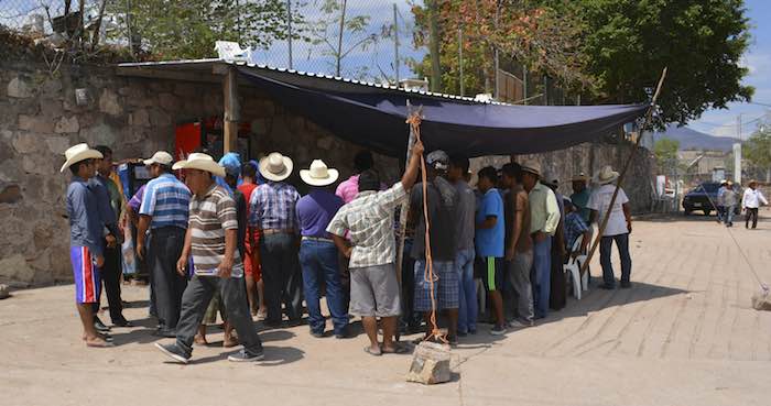 En La Imagen Habitantes Del Poblado De Analco Municipio De Mártir De Cuilapan Y Del Municipio De Tepecoacuilco Durante Reunión Foto Cuartoscuro