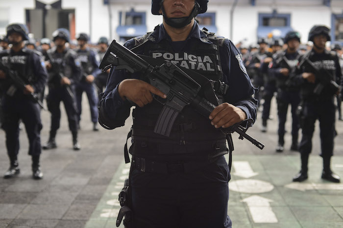 La Policía veracruzana es también hoy en México una de las peores evaluadas. En el plano internacional, es vista como la aliada de los grandes y pequeños cárteles, represora, golpeadora de estudiantes, de ancianos, de periodistas, responsables de desaparecer jóvenes para entregarlos a la delincuencia organizada. Foto: Cuartoscuro 