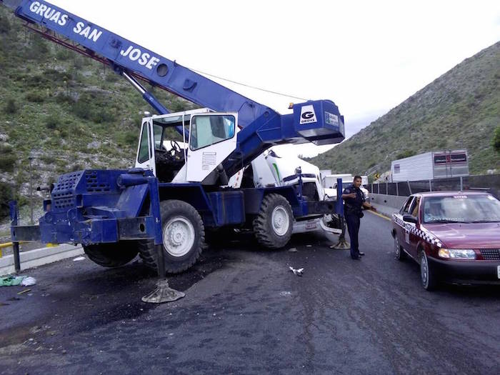 La Falta De Señalamientos Provocaron Que Un Tráiler Se Impactara Contra Una Grúa Que Estaba Haciendo Maniobras En La Carretera Foto Vanguardia