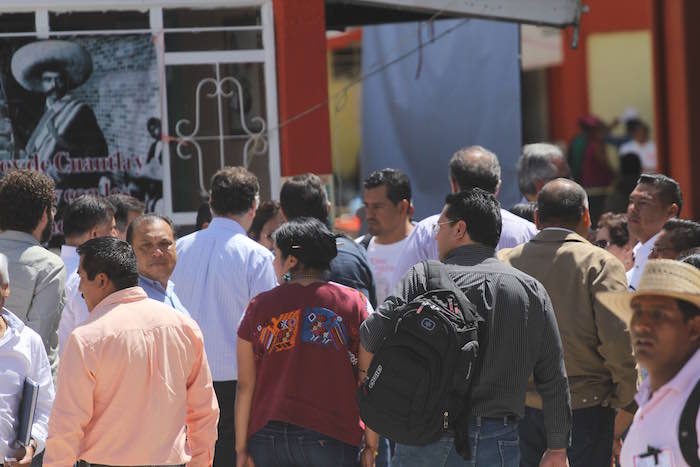 Maestros de la CNTE y pobladores de Nochixtlán, Oaxaca, recibieron a gritos al subsecretario de Gobernación, Roberto Campa. Foto: Cuartoscuro