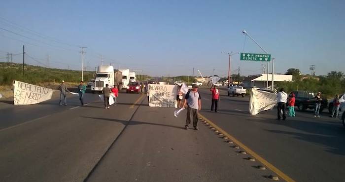 Los ciudadanos manifestaron que continuarán los bloqueos intermitentes sobre la carretera 57 hasta que las autoridades de la Procuraduría Federal de Protección al Ambiente intervengan y solucionen el conflicto por el peligro al que están expuestos los pobladores. Foto: Nadia Betancourt, Vanguardia