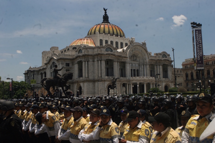 Centenares de policías impidieron el paso de los manifestantes al Zócalo. Foto: Valentina López, SinEmbargo 