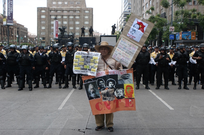 Decenas de granaderos cercaron las calles de acceso al Zócalo. Foto: Valentina López, SinEmbargo 