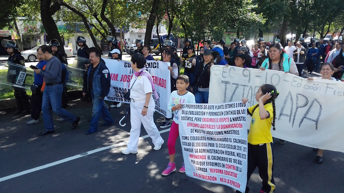 Alumnos y padres de familia se suman hoy a las marchas de la CNTE en la Ciudad de México. Foto: Luis Barrón, SinEmbargo 