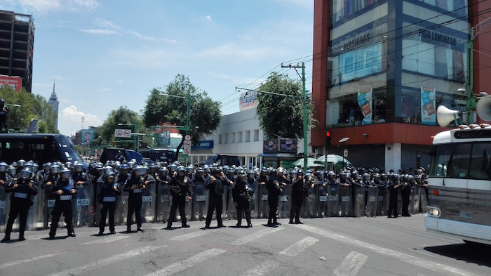 Diversos vialidades de acceso al Zócalo capitalino fueron cerradas por granaderos de la Ciudad de México, por lo que las movilizaciones de la CNTE han tenido que dirigirse al Hemiciclo a Juárez. Foto: Luis Barrón, SinEmbargo 