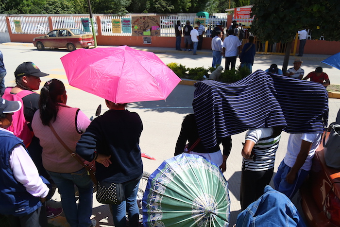 Decenas de pobladores aguardaron a que concluyera la reunión de Roberto Campa con la CNTE, heridos y familiares de víctimas del enfrentamiento en Nochixtlán. Foto: Crisanto Rodríguez 