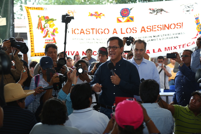 Roberto Campa fue obligado por los pobladores a dar un mensaje sobre los acuerdos alcanzados durante la reunión. Foto: Crisanto Rodríguez 