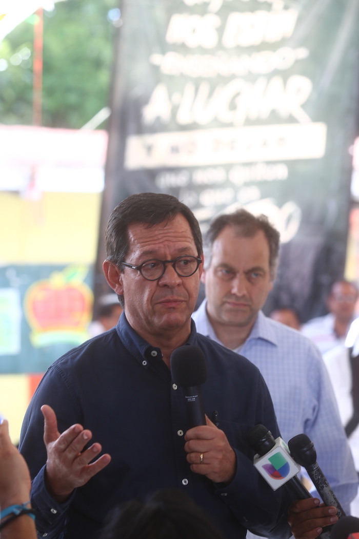 El Subsecretario de Derechos Humanos de la Segob, Roberto Campa, sostuvo hoy un encuentro con profesores de la CNTE y pobladores de Nochixtlán. Foto: Crisanto Rodríguez 