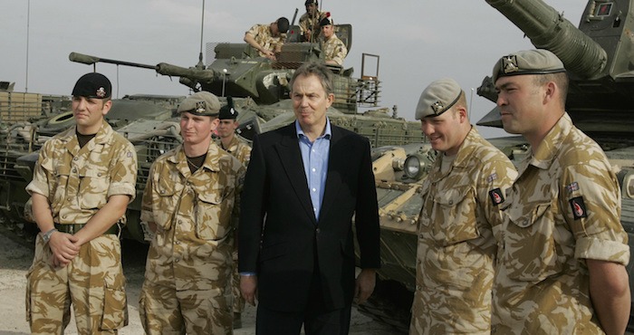 El ex Primer Ministro británico, Tony Blair, en una reunión en 2005 con con soldados en la base logística de Shaibah, en Basora, Irak. Foto: AP