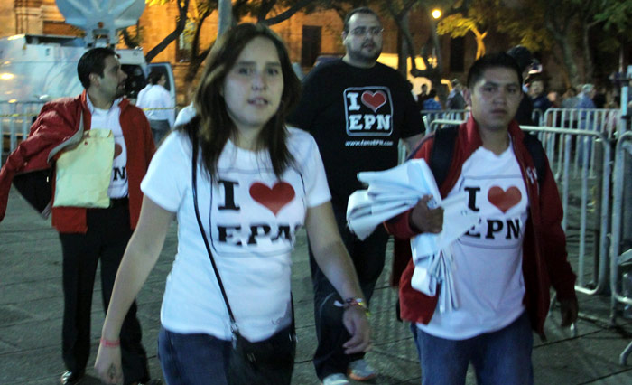 Jóvenes durante la campaña de 2012. Foto: Cuartoscuro