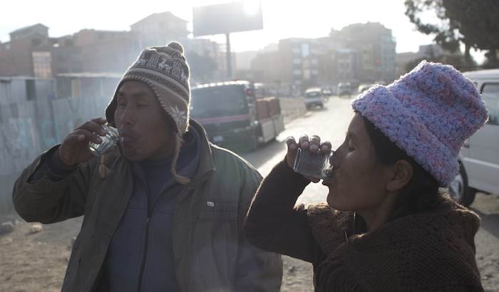 Lorenzo Saldías Y Su Esposa Beben Leche De Burra De Un Vendedor En Las Calles De El Alto Bolivia la Leche De Burra Es Medicamento Que Sana Estaba Mal De Pulmonía Me Dolía La Espalda Y Estaba Resfriado Ahora Me Está Haciendo Efecto Aseguró Saldías Foto Ap