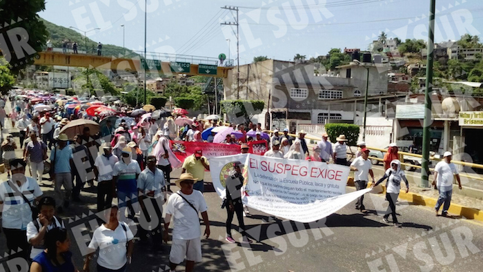 Profesores y sindicatos marchan en Acapulco. Foto: El Sur