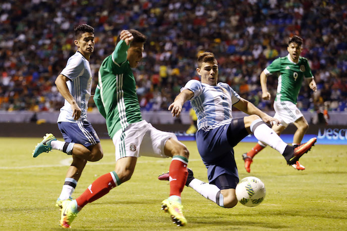 Arturo González Y Lautaro Giannetti Disputan El Balón En Jugada Durante El Partido Amistoso Entre Las Selecciones De México Y Argentina Sub Foto Cuartoscuro