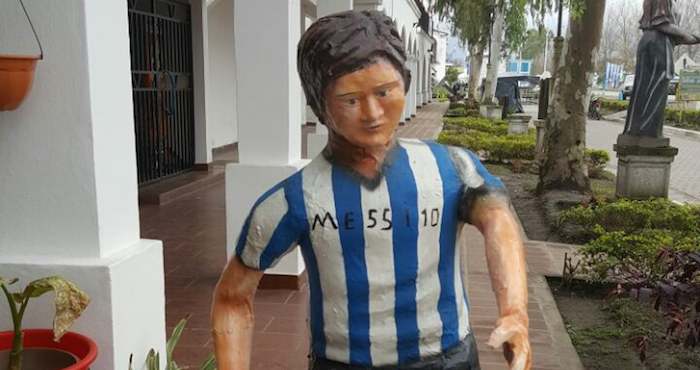 Escultura Que Representa Al Futbolista Lionel Messi En Famaillá argentinafoto Efe