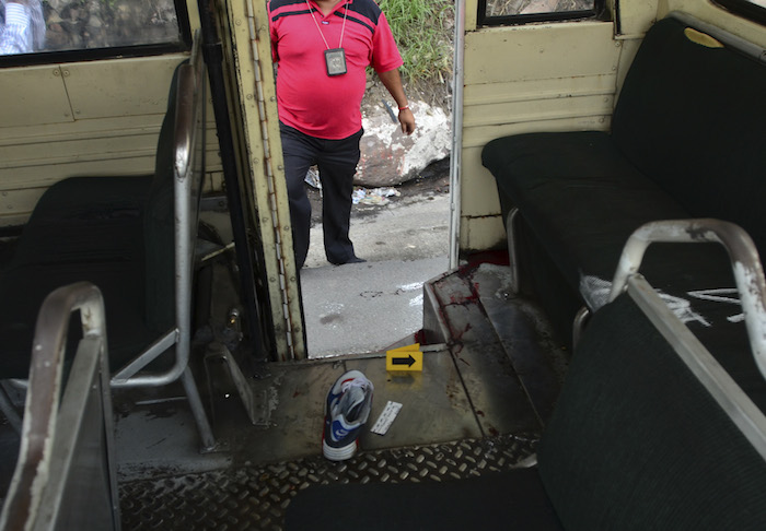 CIUDAD DE MÉXICO, 09JUNIO2016.- Un hombre fue asesinado de un balazo cuando esta viajaba a bordo de un camión de pasajeros en la autopista México-Pachuca, a la altura de CTM el Risco delegación Gustavo A. Madero. La víctima perdio la vida cuando se opuso a ser asaltado. FOTO: ARMANDO MONROY /CUARTOSCURO.COM