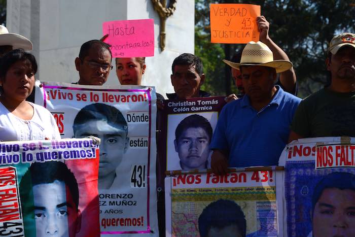 Los Padres De Los Normalistas De Ayotzinapa Durante Una Conferencia En La Que Informaron El Inicio De Una Caravana Para Acudir a Diversos Juzgados Y Exigir No Dejen En Libertad a Policías Municipales Relacionados Con La Desaparición De Sus Hijos Foto Cuartoscuro