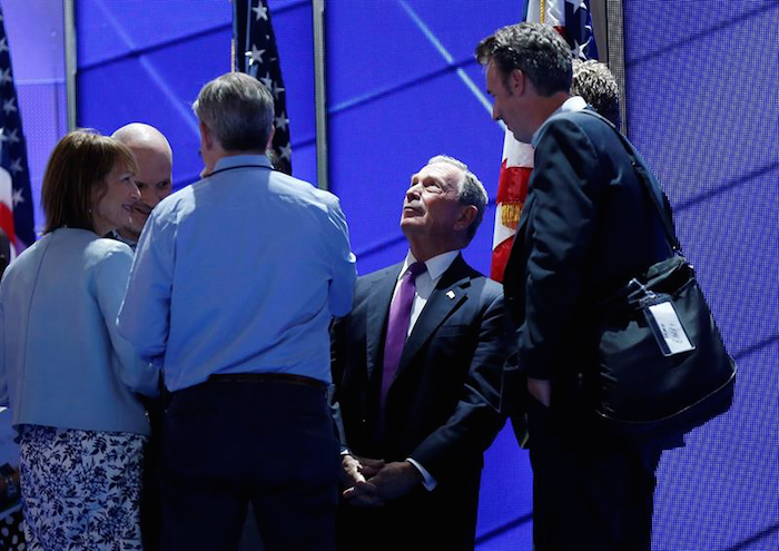 El Ex Alcalde De Nueva York Michael Bloomberg Visita El Escenario En El Tercer Día De La Convención Nacional Demócrata Foto Efe