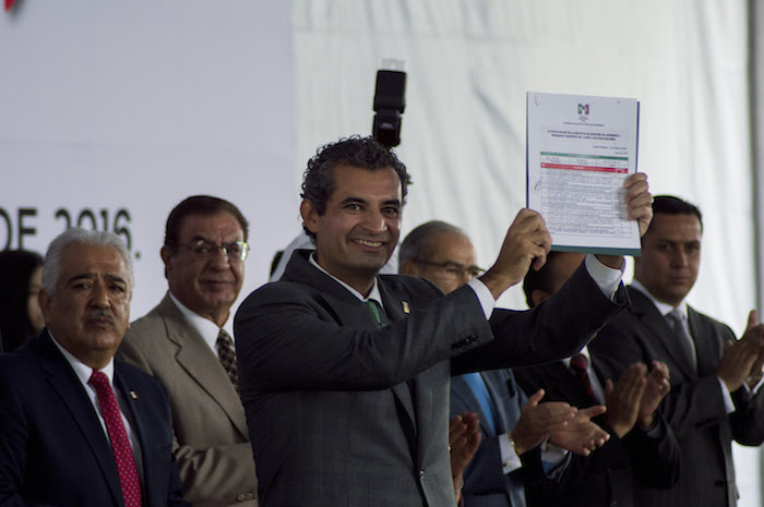 Enrique Ochoa, ex director de la Comisión Federal de Electricidad, entregó hoy papelería para ser candidato a presidente del PRI. Foto: Cuartoscuro