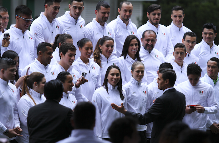 Deportistas mexicanos durante la ceremonia de abanderamiento. Foto: Cuartoscuro.