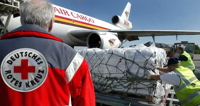 Miembros De La Cruz Roja Alemana Cargan Un Avión Con Alimentos Con Destino a Nigeria Foto Efe