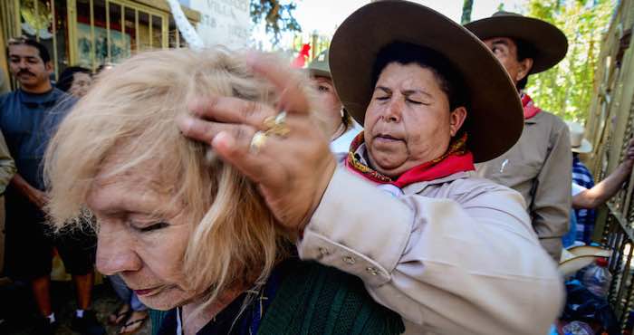 Francisco Villa inclusive es adorado como ícono milagroso y mucha gente cree en ello. Foto: Roberto Armocida, Vanguardia.