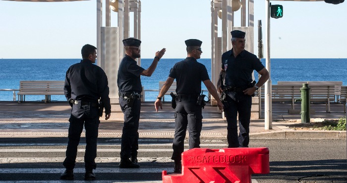 Agentes Antidisturbios Patrullan a Pie La Avenida Promenade Des Anglais En Niza Sur De Francia Foto Ap