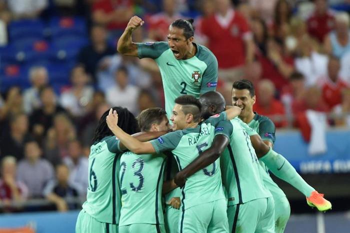 Los Jugadores De Portugal Celebran Tras Marcar En La Semifinal De La Eurocopa Entre Portugal Y Gales En El Stade De Lyon Foto Efe