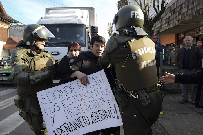 El manifestante que protestó contra la presencia de Peña Nieto en la Cumbre Alianza del Pacífico. Foto: Cuartoscuro