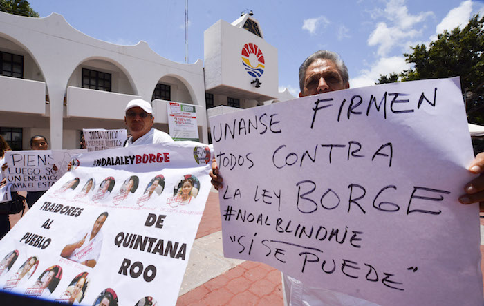 Un grupo de ciudadanos protestaron en la explanada del ayuntamiento de Cancún para pedir firmas contra la llamada "ley Borge". Foto: Cuartoscuro