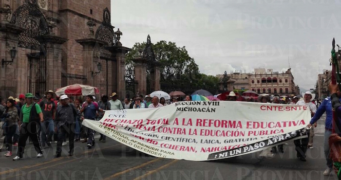 Maestros marchan en el centro de Morelia. Foto: Provincia