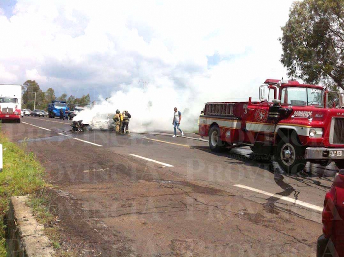 Normalistas incendian 3 vehículos en la Zacapu-Morélia. Foto: Provincia