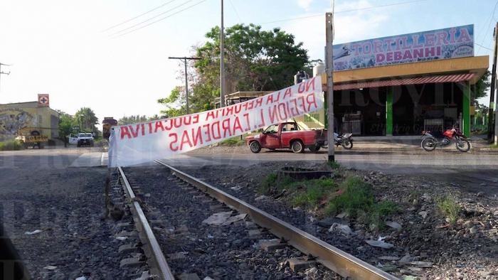 En Michoacán Los Maestros Mantienen Bloqueadas Las Vía De Tren En Al Menos Siete Puntos Foto Provincia