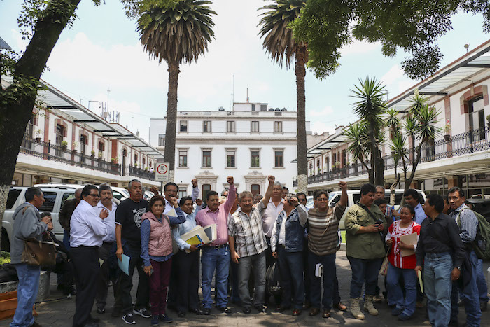 Integrantes de la CNTE a su llegada a la Secretaria de Gobernación donde sostendrán un dialogo con autoridades de la dependencia en conjunto con integrantes de la Comisión Nacional de Mediación para darle solución al conflicto magisterial.  Foto: Cuartoscuro.