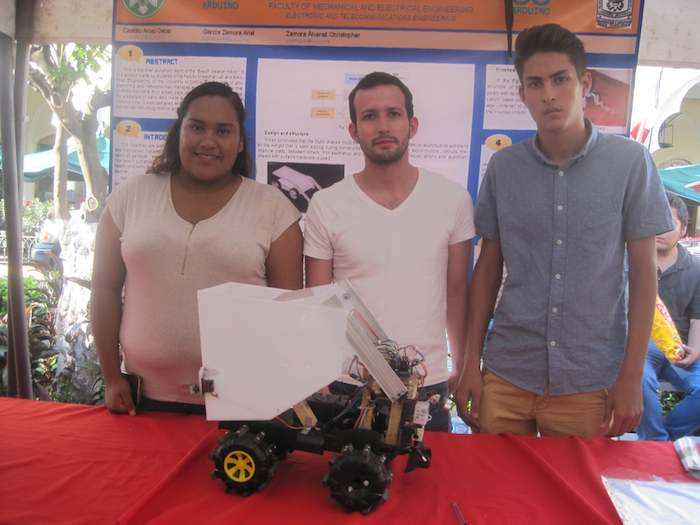 El joven señaló que el robot tiene conexión wifi para ser controlado desde cualquier dispositivo móvil, como un smartphone, desde donde el usuario puede mandar las instrucciones de lo que desea que haga el robot. Foto: Conacyt.