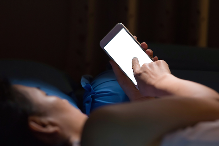 La Luz Brillante Especialmente La Azul Está Relacionada Con El Déficit De Melatonina Foto Shutterstock