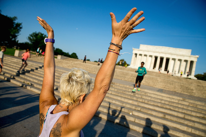 Una Participante Del Grupo proyecto Noviembre Celebra Al Terminar Su Ejercicio En Las Escaleras Del Lincoln Memorial En Washington Foto Andrew Harnik Ap