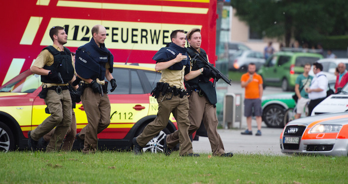 Policías Acuden a Ayudar a La Escena De La Balacera En Munich Alemania El De Julio Del Foto Ap