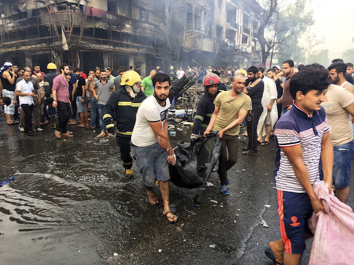 Bomberos Y Civiles Iraquíes Trasladan Los Cuerpos De Víctimas Del Estallido De Un Camión Cargado De Explosivos En Una Zona Comercial Del Vecindario De Karada En Bagdad Foto Ap