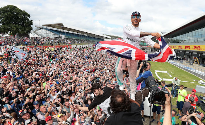 El Piloto Británico Lewis Hamilton De La Escudería Mercedes Festeja Tras Ganar El Gran Premio De Gran Bretaña De La Fórmula Uno En El Circuito De Silverstone Foto Ap