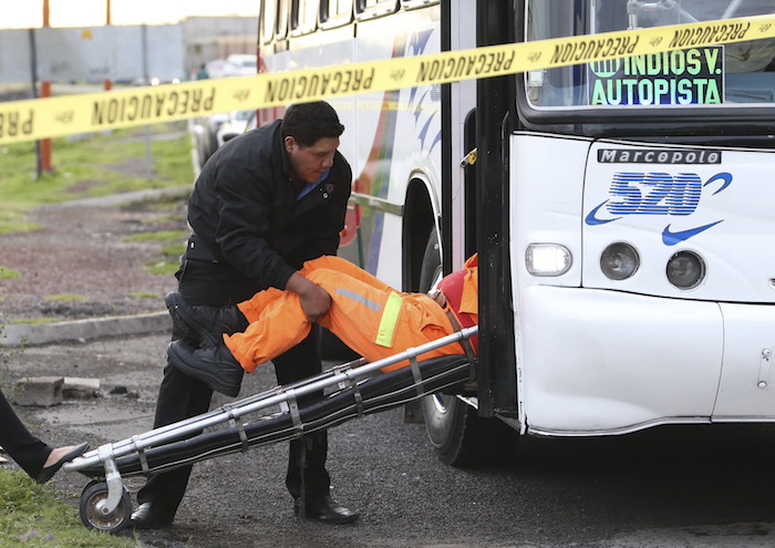 TECAMAC, ESTADO DE MÉXICO, 15JUNIO 2016.- Un hombre fue asesinado en un asalto en el transporte público, la víctima sufrió un disparo en la cabeza y su cuerpo fue trasladado a la Semefo. FOTO: DIEGO REYES /CUARTOSCURO.COM