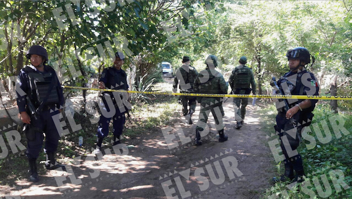 Fuentes de seguridad pública informaron que presuntamente los homicidios ocurrieron alrededor de las 3:00 de la madrugada, porque los vecinos escucharon una balacera pero los cuerpos fueron hallados esta mañana. Foto: Alejandro Guerrero, El Sur. 