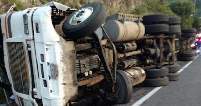 Un Tráiler Que Transportaba Más De Toneladas De Abarrotes Se Volcó Este Viernes En La Autopista México cuernavaca Foto Vía Twitter luismiguelbaraa