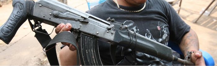 Un Sicario Presume Su Kalashnikov Durante El Desayuno imagen Por Falko Ernstvice News