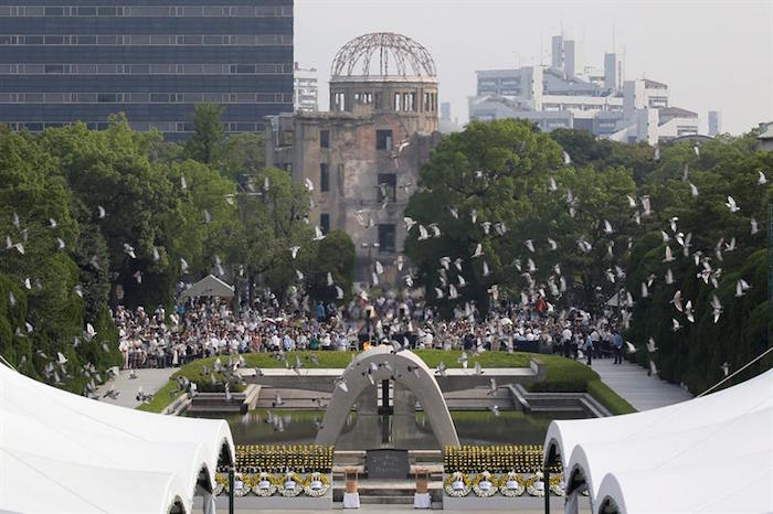 Palomas Volando Durante La Ceremonia Conmemorativa De La Paz Que Marca El Aniversario Del Bombardeo Nuclear De La Ciudad De Hiroshima En El Parque Memorial De La Paz En Hiroshima Foto Efe