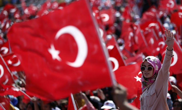 Miles De Personas Ondean Banderas Turcas Durante El Mitin Del Presidente Erdogan En Repulsa Por La Intentona Golpista El De Julio De Foto Efe